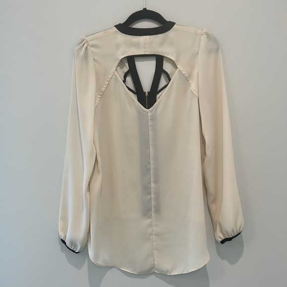 Venus Cream with Stappy Black Trim Embellished Gold open back Blouse Size M - Picture 5 of 5
